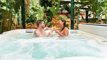 Tina de hidromasaje al aire libre