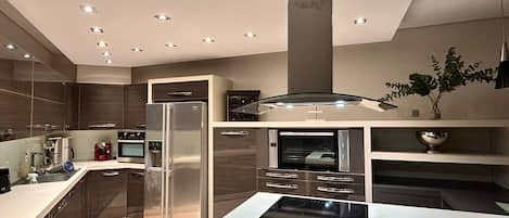 Frigorifero, microonde, forno, piano cottura
