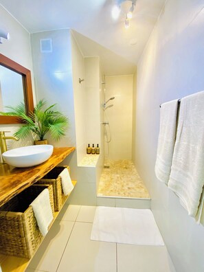 Dusche, Haartrockner, Handtücher, Seife