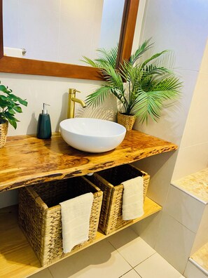 Douche, sèche-cheveux, serviettes fournies, savon