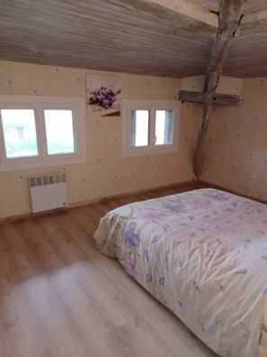 2 slaapkamers, een strijkplank/strijkijzer, beddengoed