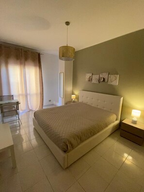 3 habitaciones, tabla de planchar con plancha y ropa de cama 