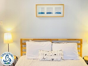 Tabla de planchar con plancha, wifi gratis y ropa de cama 