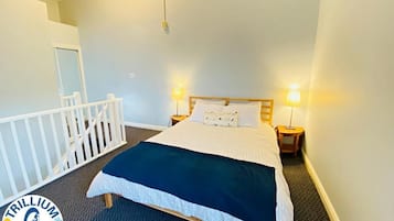 Apartamento estándar, 2 habitaciones, balcón, vistas al jardín | Tabla de planchar con plancha, wifi gratis, ropa de cama