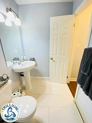 Bañera con ducha, secador de pelo, toallas, jabón