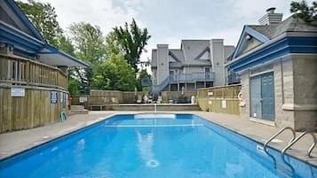 Una piscina al aire libre de temporada