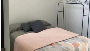 2 عدّة غرف نوم وواي فاي وملاءات أسرّة