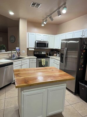 冷蔵庫、電子レンジ、オーブン、コンロ