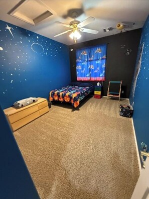 4 bedrooms, iron/ironing board, WiFi, bed sheets
