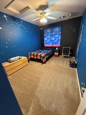 4 bedrooms, iron/ironing board, WiFi, bed sheets