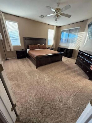 4 室のベッドルーム、デスク、アイロン / アイロン台、WiFi