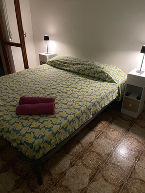 1 dormitorio, escritorio, wifi gratis y ropa de cama