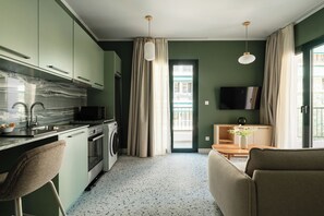 Leafy Verve | Living area | 43-inch flat-screen TV with digital channels - The Verve by Zoia Living (Athens)