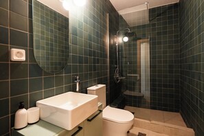 Leafy Verve | Bathroom | Shower, hair dryer, towels, soap - The Verve by Zoia Living (Athens)