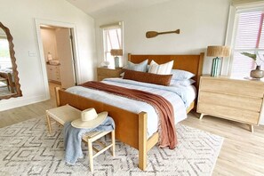 5 bedrooms, iron/ironing board, WiFi, bed sheets
