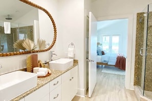 Douche, baignoire à jets, sèche-cheveux, serviettes fournies