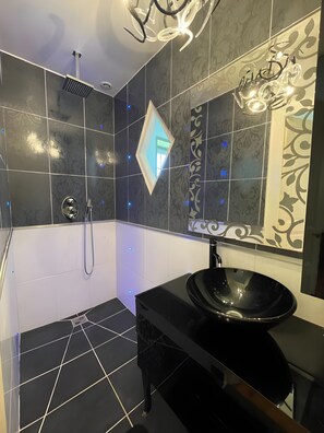House | Bathroom | Bathtub, hair dryer - Estate in Saint-pavace Near Le Mans Circuit (Saint-Pavace)