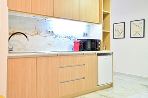 Réfrigérateur, micro-ondes, plaque de cuisson, cafetière/bouilloire