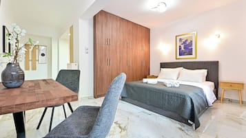 1 habitación, escritorio, tabla de planchar con plancha y wifi gratis