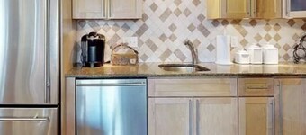 Charming 2-bedroom apartment in delightful Provincetown with AC