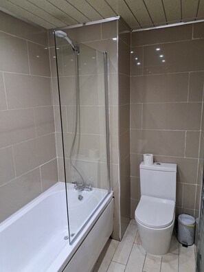 Douche, sèche-cheveux, serviettes fournies, savon