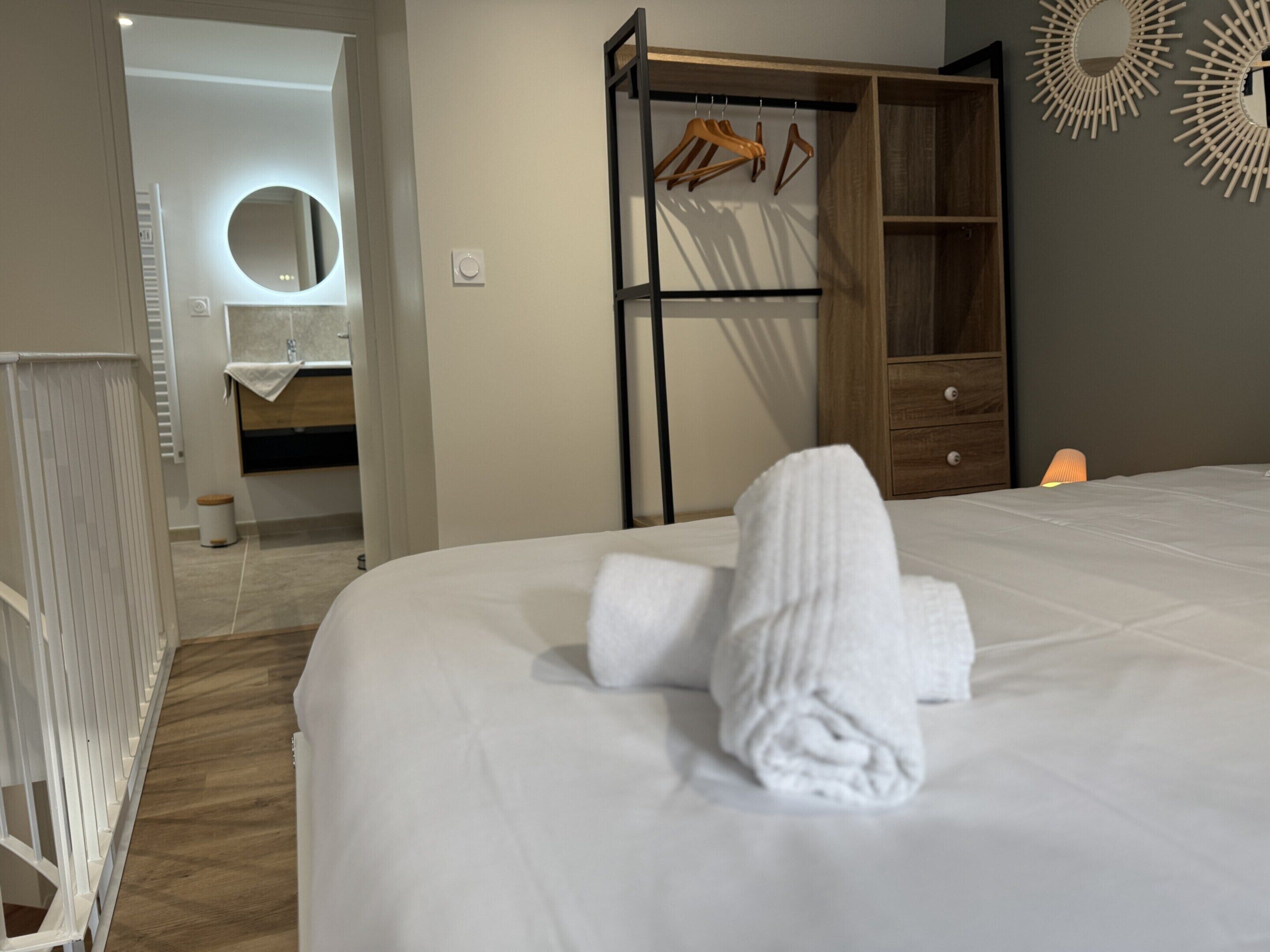 1 habitación y tabla de planchar con plancha 