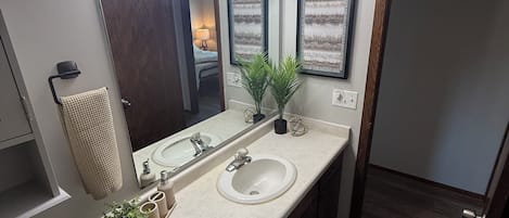 Secadora de cabello, toallas, jabón, papel de baño