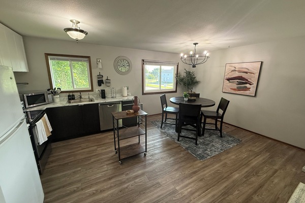 Mikrobølgeovn, ovn, kokeplater og oppvaskmaskin