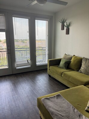 Smart TV, lareira, mesa de pingue-pongue