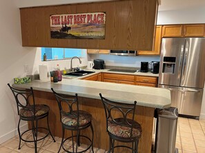 Fridge, microwave, oven, stovetop - Spacious 4-bedroom house, horse property in charming Wickenburg, AZ (Wickenburg)