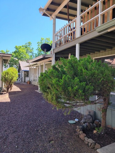 Chill apt, sleeps 4 w/ WiFi,  next to local recreation & restaurants mins away..