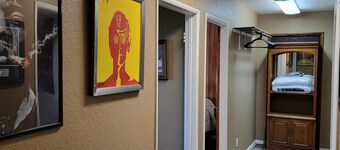 Chill apt, sleeps 4 w/ WiFi,  next to local recreation & restaurants mins away..