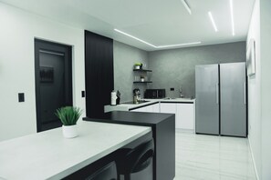 Jääkaappi, mikroaaltouuni, liesi, kahvin-/teenkeitin