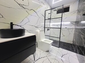 Douche, serviettes fournies, savon, papier toilette