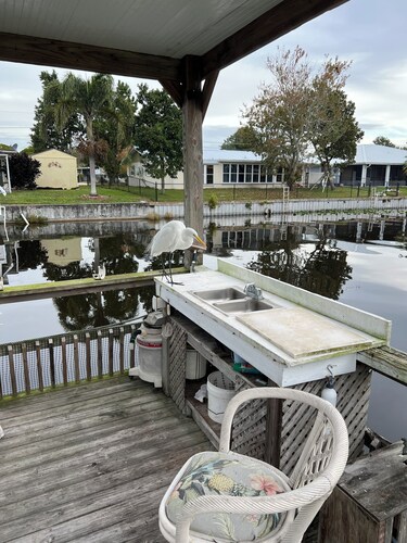 “Our Lakeside Oasis” is a Cozy 2-bedroom house in charming Okeechobee.