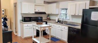 “Our Lakeside Oasis” is a Cozy 2-bedroom house in charming Okeechobee.