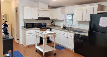 “Our Lakeside Oasis” is a Cozy 2-bedroom house in charming Okeechobee.