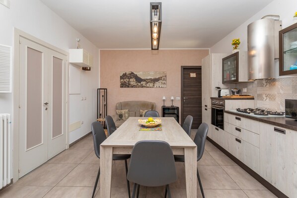Una cocina moderna con una mesa de comedor, sillas y una isla central.