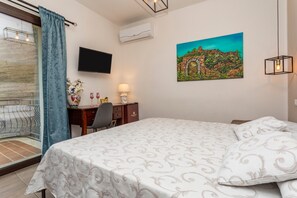 1 bedroom, iron/ironing board, free WiFi, bed sheets - 'Executive Suite' room with private balcony, sea view, Wi-Fi and air conditioning (Savoca)