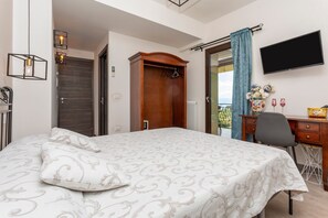 1 bedroom, iron/ironing board, free WiFi, bed sheets - 'Executive Suite' room with private balcony, sea view, Wi-Fi and air conditioning (Savoca)