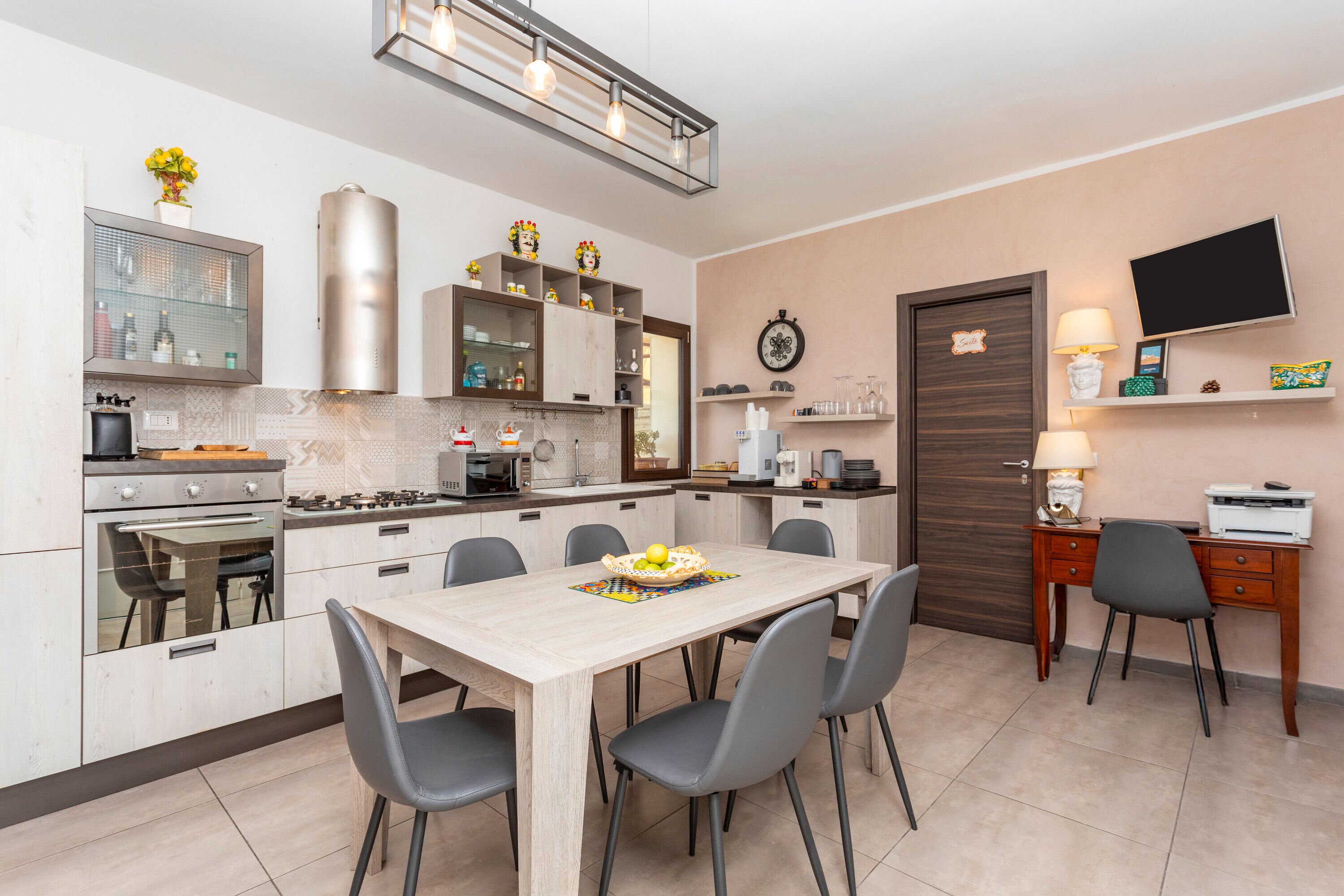 Micro-ondes, four, cafetière/bouilloire, bouilloire électrique