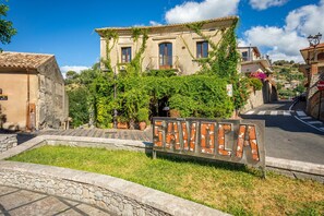 Exterior detail - 'Executive Suite' room with private balcony, sea view, Wi-Fi and air conditioning (Savoca)