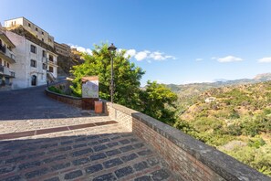 Property grounds - 'Executive Suite' room with private balcony, sea view, Wi-Fi and air conditioning (Savoca)