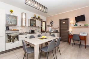 Microwave, oven, coffee/tea maker, electric kettle - 'Executive Suite' room with private balcony, sea view, Wi-Fi and air conditioning (Savoca)