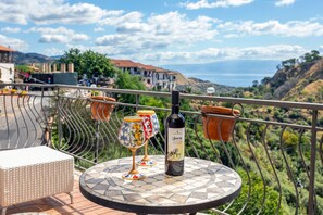 Outdoor dining - 'Executive Suite' room with private balcony, sea view, Wi-Fi and air conditioning (Savoca)