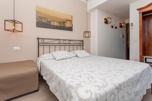 1 slaapkamer, een strijkplank/strijkijzer, gratis wifi, beddengoed