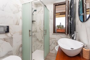 Shower, hair dryer, towels - 'Executive Suite' room with private balcony, sea view, Wi-Fi and air conditioning (Savoca)