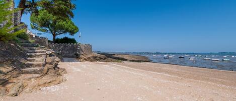 Una spiaggia nelle vicinanze