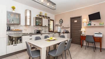 Mikrowelle, Ofen, Wasserkocher mit Kaffee-/Teezubehör, Wasserkocher