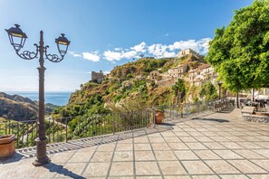 Property grounds - 'Sambuco Junior Suite' Room with Private Balcony, Sea View, Wi-Fi and Air Conditioning (Savoca)
